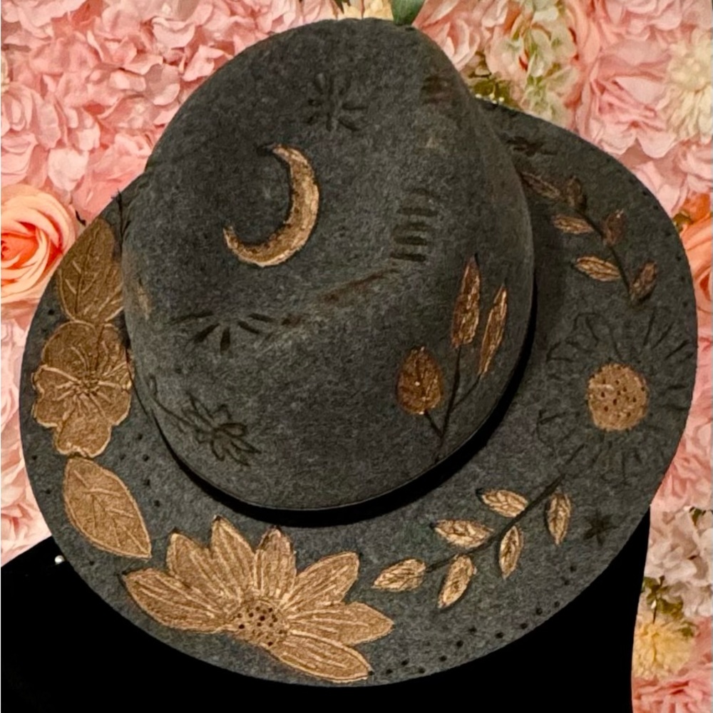 Wool felt Grey Hat,Painted,burned and heat etched.S - Picture 5 of 6